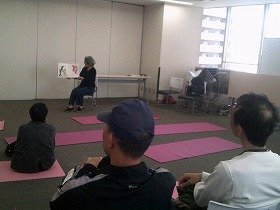 写真1：絵本の読み聞かせをしている様子