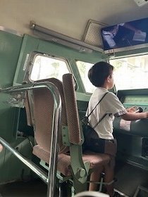 写真2　新幹線の運転席を見学しているところ