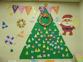 画像2　終了時、ツリーには、たくさんの飾り。サンタさんもニッコリの壁面装飾。