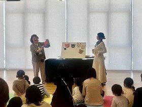 写真1：パネルシアター『まんまるさん』でどんな動物が登場するのか注目している子供たち