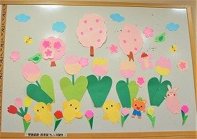 写真　桜。チューリップ。雲。うさぎ。くま。3匹のひよこ。2羽のうぐいす。3羽の蝶。 4月の壁面装飾です。