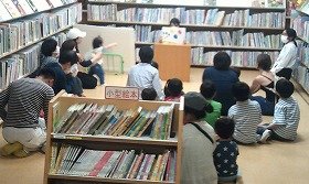 写真　紙芝居『はないっぱいになあれ』を演じている写真です。