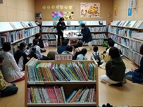 写真1：手話で絵本の読み聞かせをしている様子