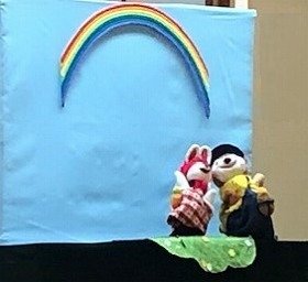 虹を見上げるウサギとクマ。