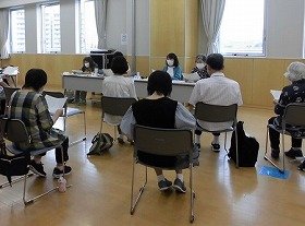 講師と参加者が音読している様子。