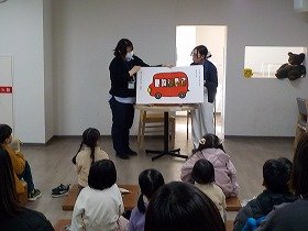 写真1　参加者が、おはなし会で絵本を楽しむ様子