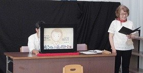 写真1　紙芝居を上演する