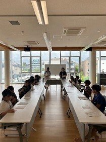写真4 　見学を終えて、感想などふりかえりをしているところ