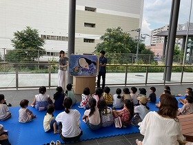 大型紙芝居「おいとけぼり」の読み聞かせの様子