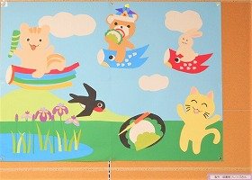 写真　こいのぼりにのって空に浮かんでいるりす、くま、うさぎや、菖蒲が咲いている様子など、5月の風景を画用紙と折り紙で表現しています。