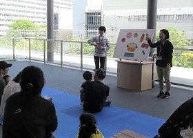 写真　絵本の読み聞かせの様子