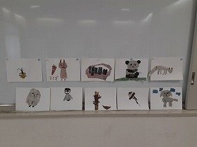 写真1　完成したクワガタ、犬、イソギンチャクなどの新聞ちぎり絵の作品