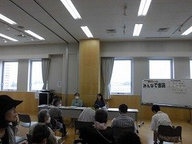 講師と参加者が音読している様子