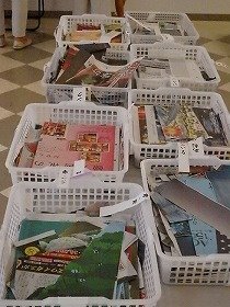 写真2　色別に分けた新聞の切り抜き。