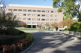 写真関西大学キャンパス内を巡る参加者。