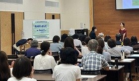 写真2　最終回で花束を受け取る鈴木加奈子さん。