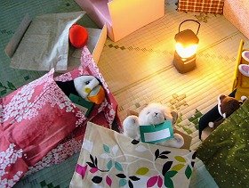 写真2　ベッドで寝ているぬいぐるみ達