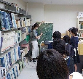 書庫に入って、大型地図の話を聞く1日図書館員。