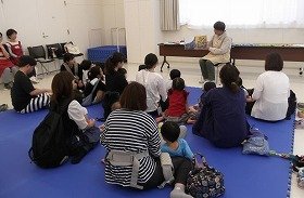写真1　絵本の読み聞かせをしている様子。