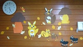 画像1　落ち葉とどんぐりを持つリスの装飾