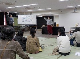 写真2　絵本『しりとりのだいすきなおうさま』の読み聞かせをしながらしりとりをする様子