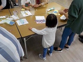 消えないシャボン玉を作る子どもたち。