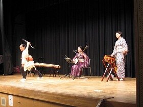 津軽三味線、筝の演奏と津軽手踊りの写真。