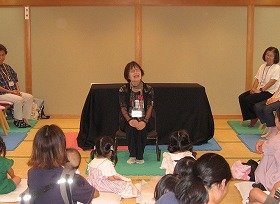 写真2　お話『2ひきのよくばりこぐま』を語っているところ。