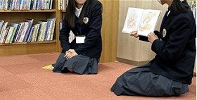 写真1　吹田市立第一中学校の生徒が読み聞かせを行っている写真です。