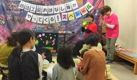 写真1　手袋シアターを親子で見ている様子。