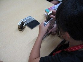 写真3　寄贈本にハンコを押している様子