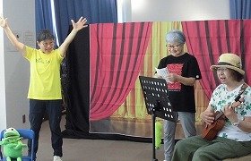 写真1　歌や音楽演奏をしている演者さん