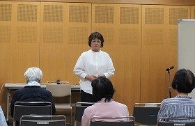 写真1　「さきざきさん」の昔語りをしている写真。