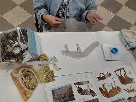 写真2　ちぎった新聞からキツネを作成している様子