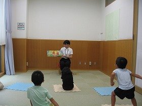 写真　絵本の読み聞かせをしている様子