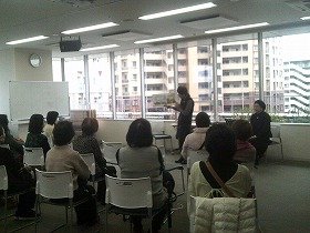 写真1　絵本の読み聞かせをする須磨恵子さん