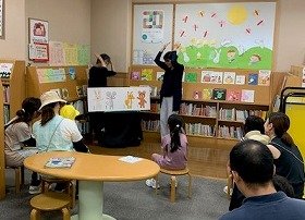 『のっているのはだあれ』の読み聞かせの様子。