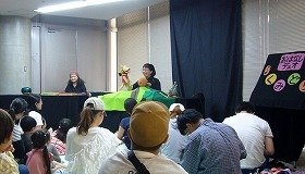 写真2　テーブル人形劇『おだんごぱん』を見る親子たち。
