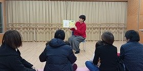 写真2：絵本『さるのせんせいとへびのかんごふさん』の読み聞かせをしている様子