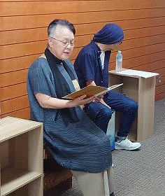 写真1　朗読の様子