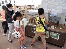 平和祈念資料館で「じゆうけんきゅうのヒント」に取り組む参加者