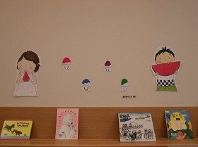 スイカを食べる男の子と女の子。