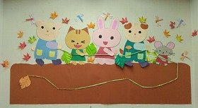 画像1：開始時の、いもほりの壁面装飾