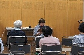 写真4　「端っこの恍惚」を朗読している写真。