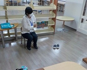 読み聞かせをする実習生