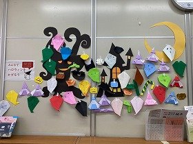 写真　絵本コーナーにできあがったお化けなどでいっぱいの壁面飾り