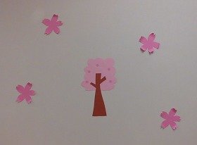 切り紙で作られた満開の桜の木です。