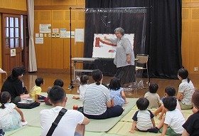 パネルシアター「三びきのやぎとトロルのおはなし」を演じている写真です。