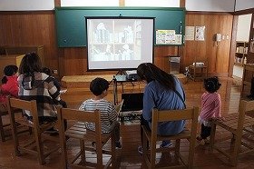 写真4　ぬいぐるみたちの写真を、スライドショーで上映しています。