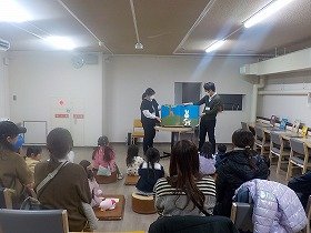 写真1　参加者が、おはなし会で絵本を楽しむ様子